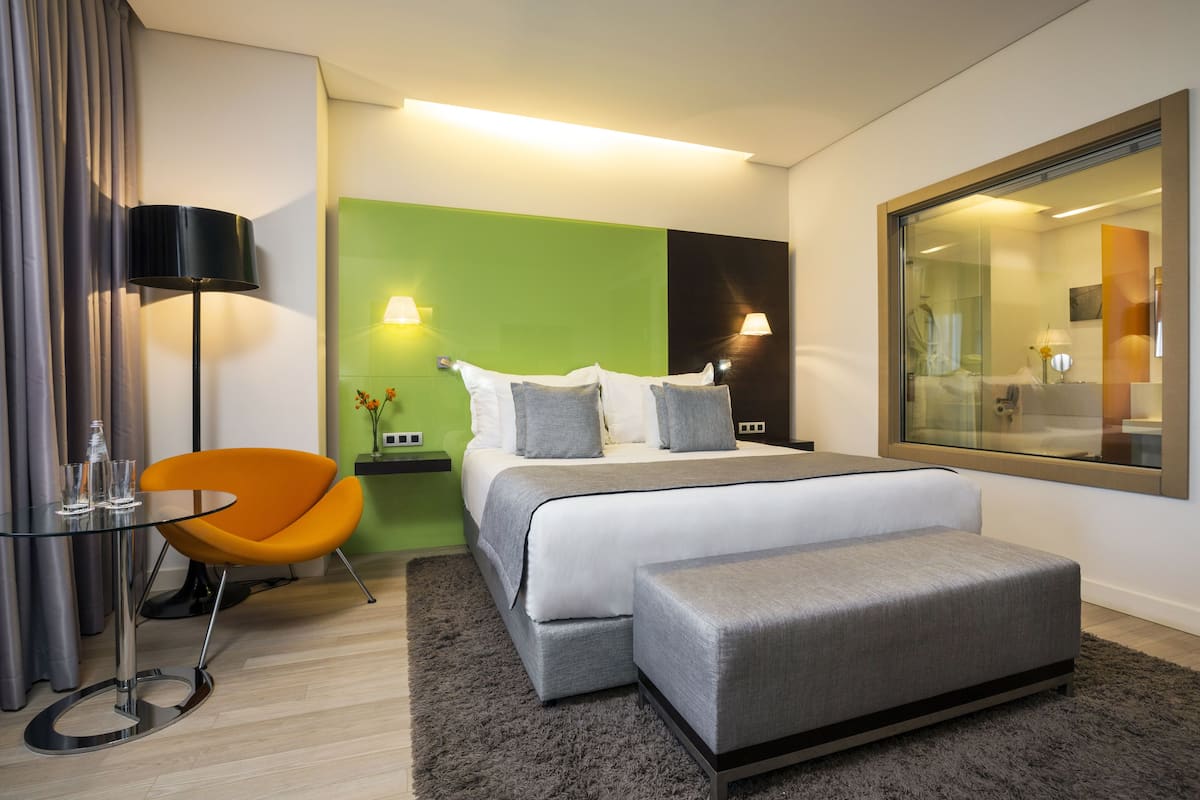 Luxe beddengoed, pillowtop-bedden, een minibar, een kluis op de kamer
