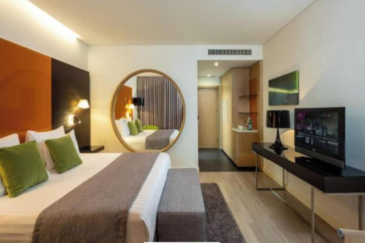Luxe beddengoed, pillowtop-bedden, een minibar, een kluis op de kamer