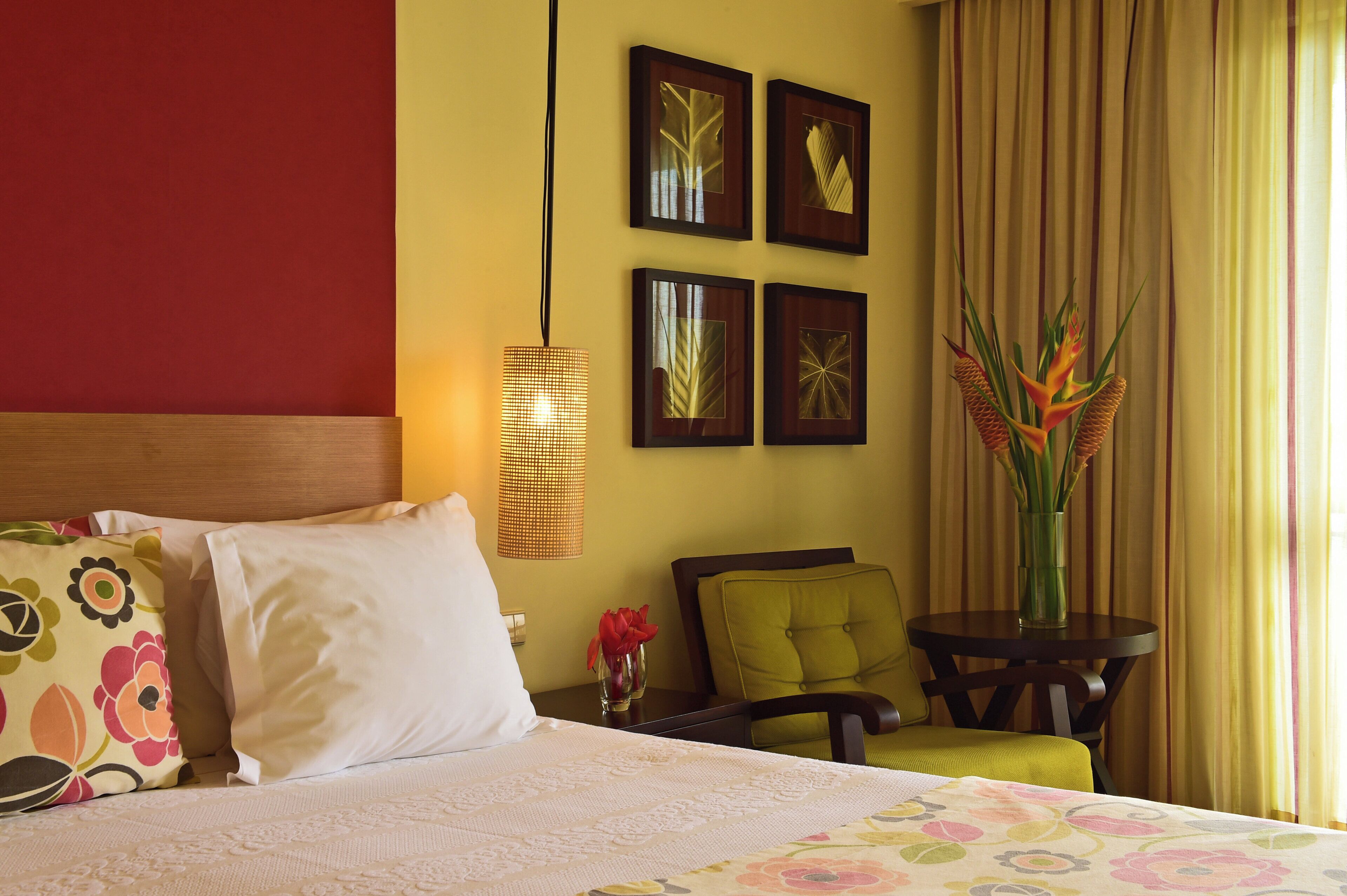 Minibar, in-room safe, WiFi (free), bed sheets