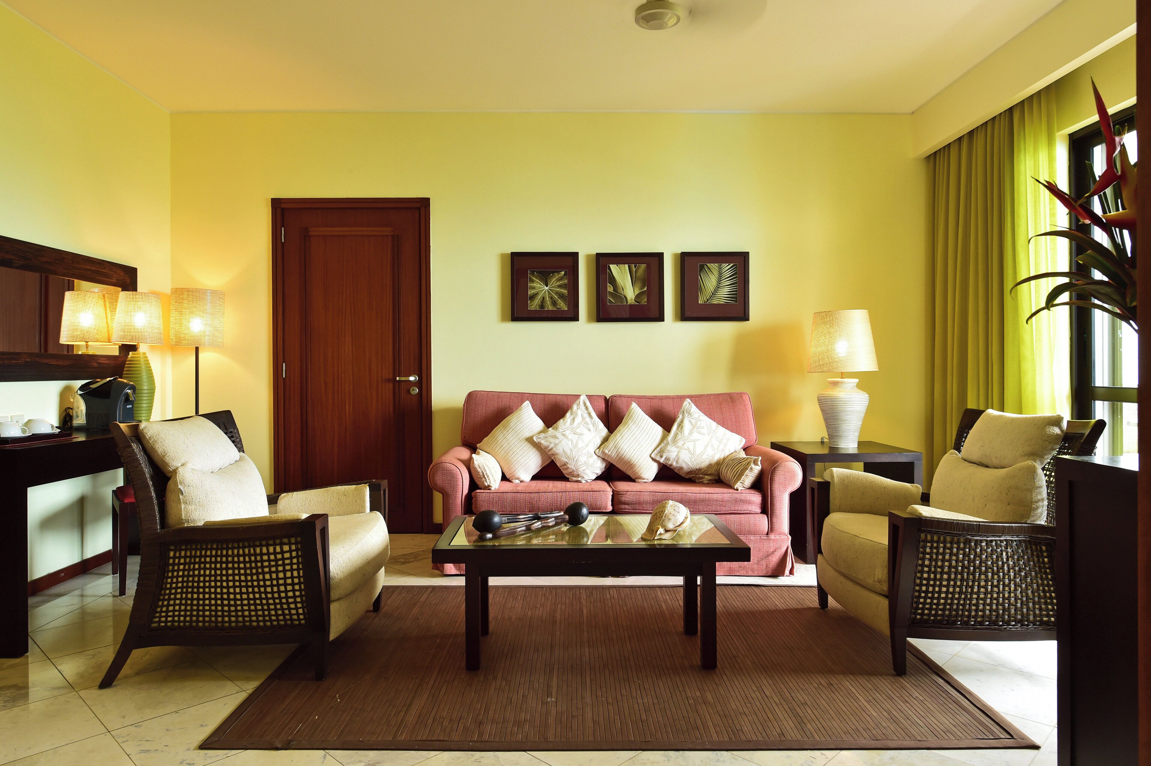 Minibar, in-room safe, WiFi (free), bed sheets