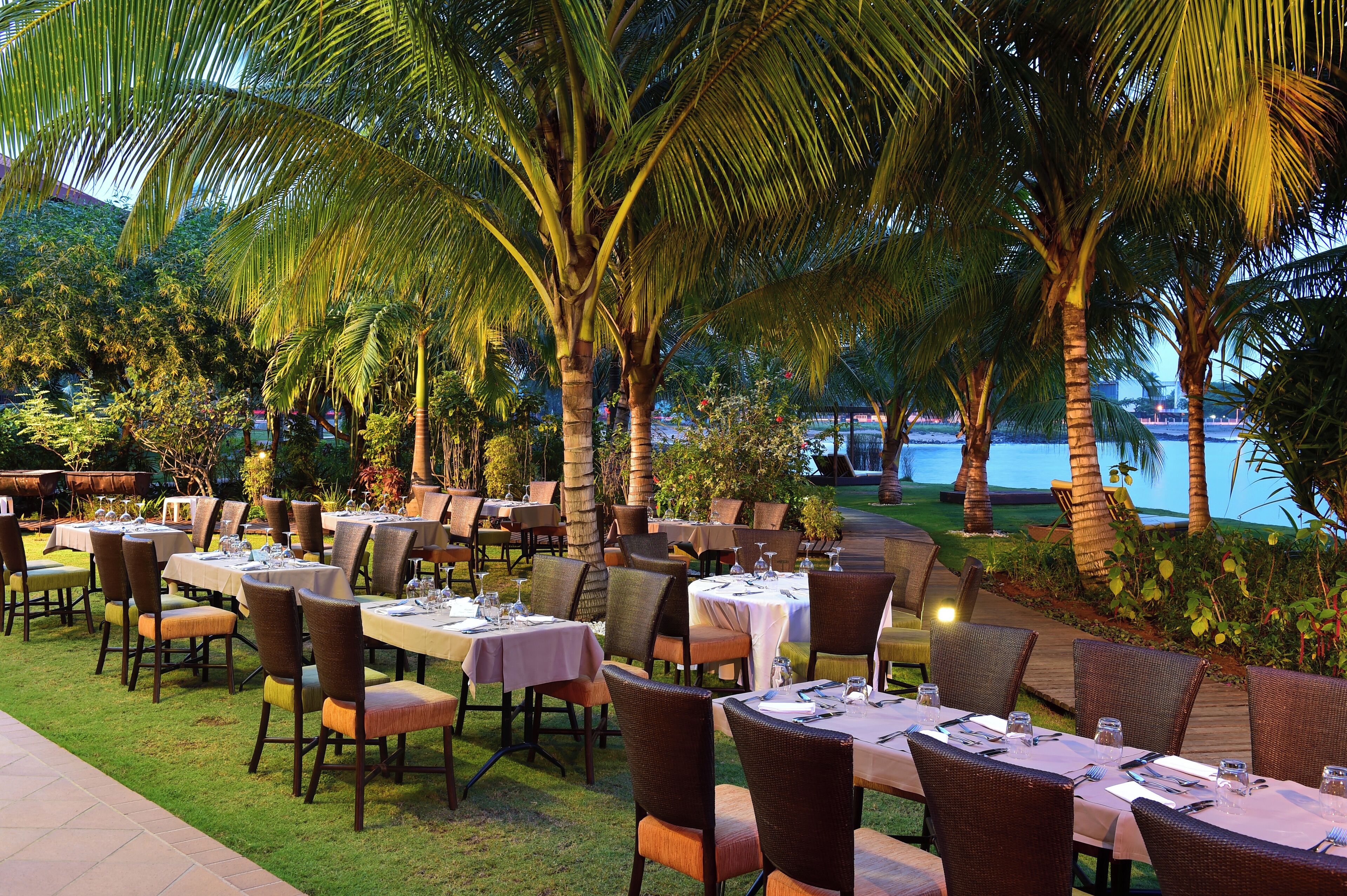 朝食、ランチ、ディナーに営業 (郷土料理、プール ビュー)