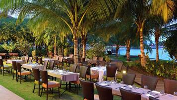 Frokost og lunsj serveres, regionale retter, utsikt mot bassenget