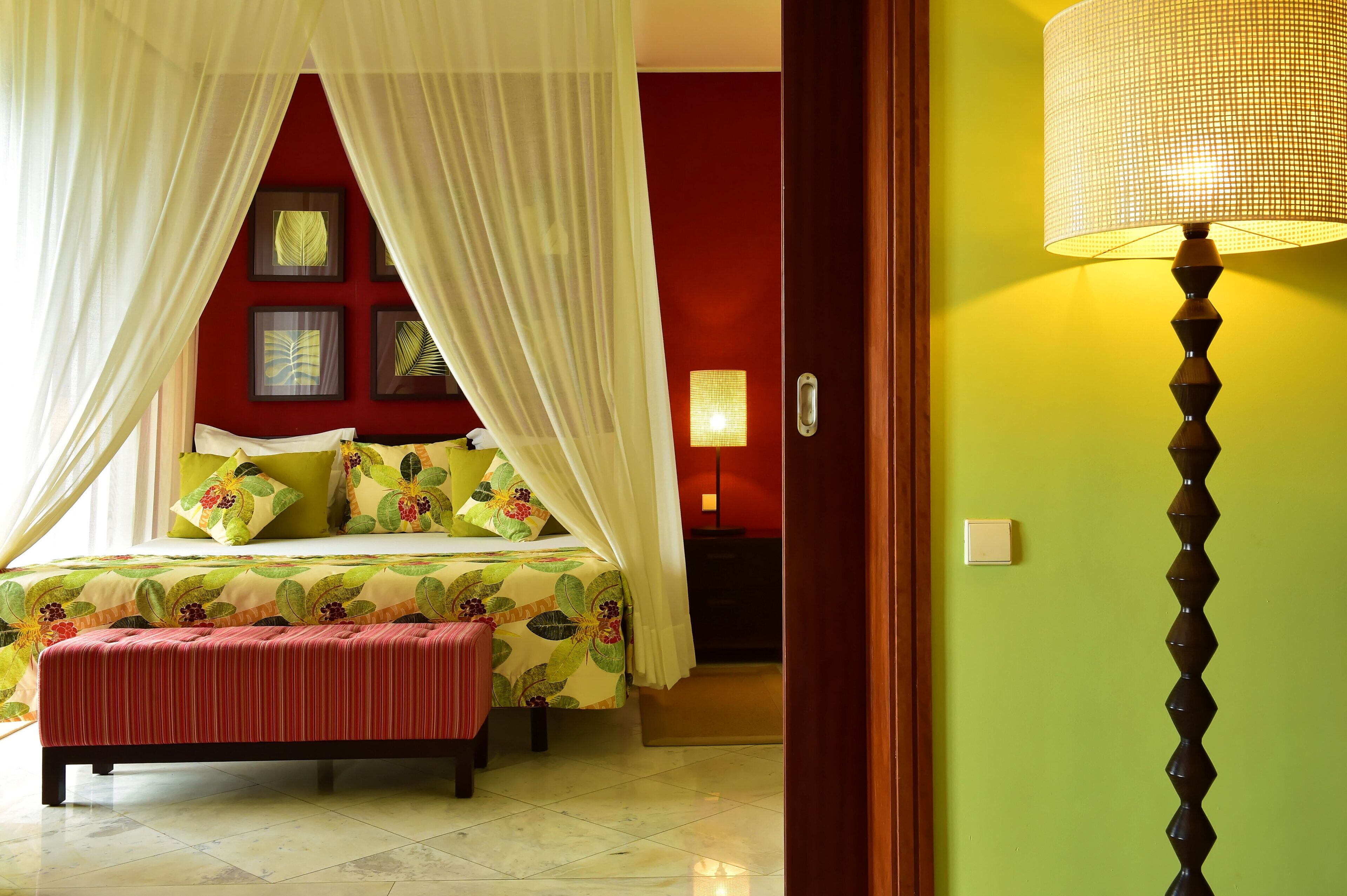 Minibar, in-room safe, WiFi (free), bed sheets