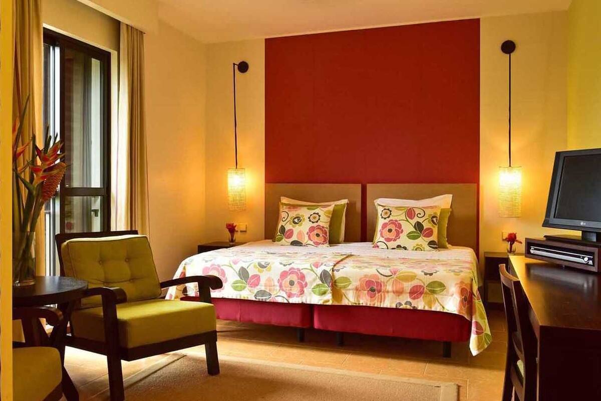 Minibar, caja fuerte, wifi gratis y ropa de cama