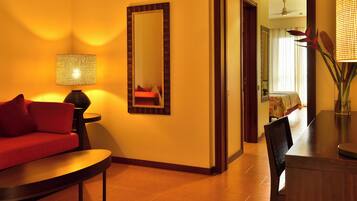 Junior Suite | Minibar, in-room safe, WiFi (free), bed sheets