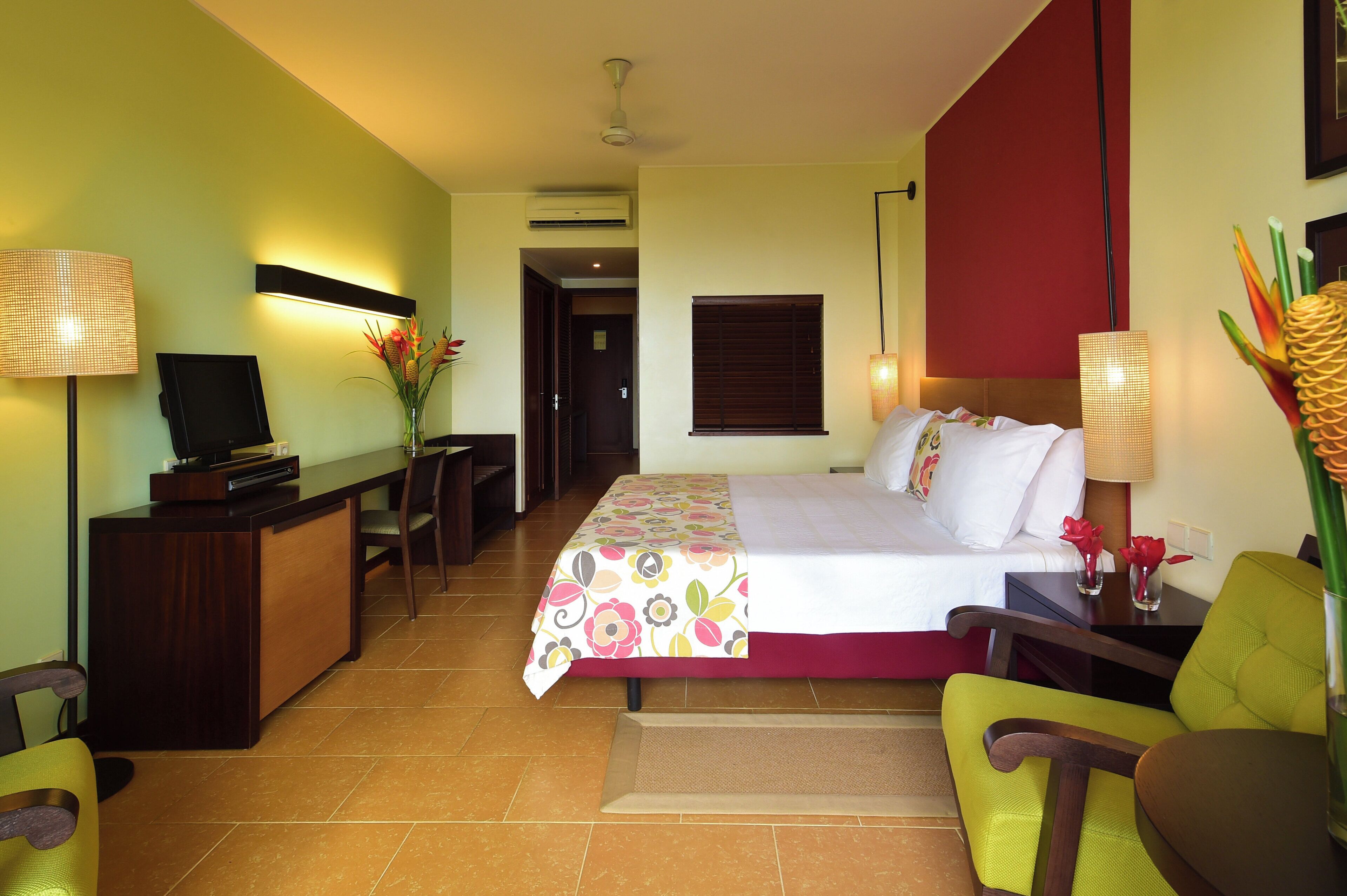 Een minibar, een kluis op de kamer, gratis wifi, beddengoed