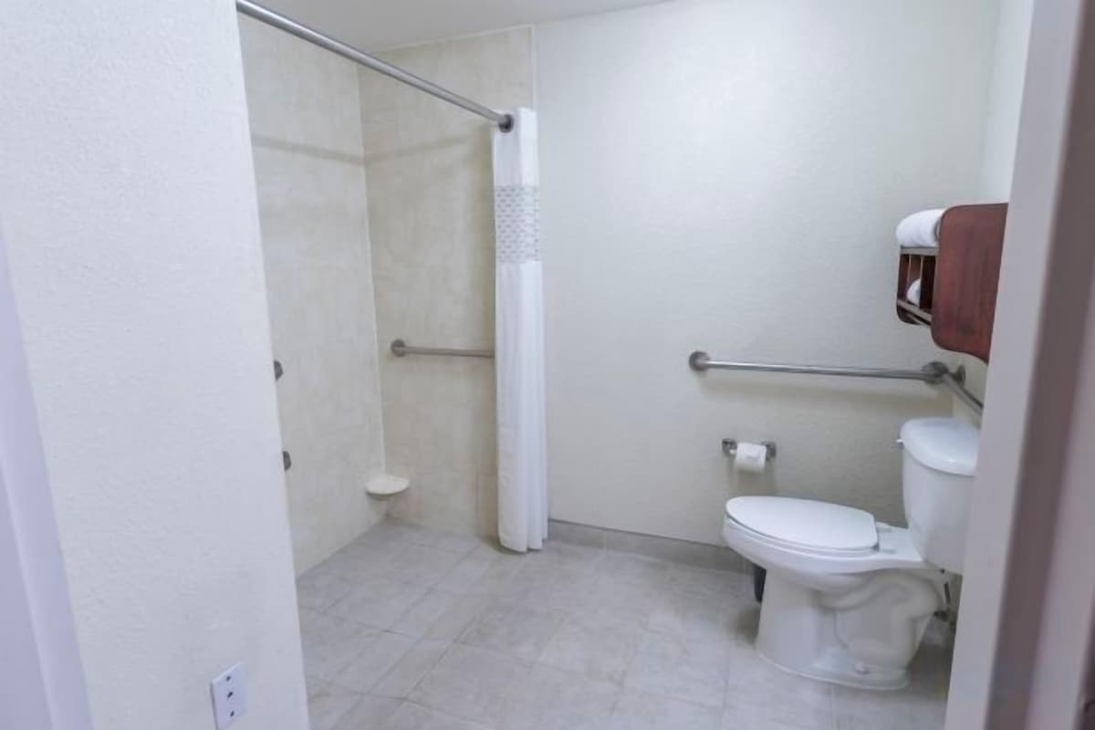 Badkamer | Een bad/douchecombinatie, een regendouche, gratis toiletartikelen