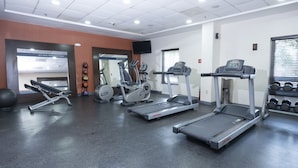 A gym with treadmills, elliptical machines, and a bench press. - Hampton Inn by Hilton Guadalajara-Aeropuerto (El Salto)