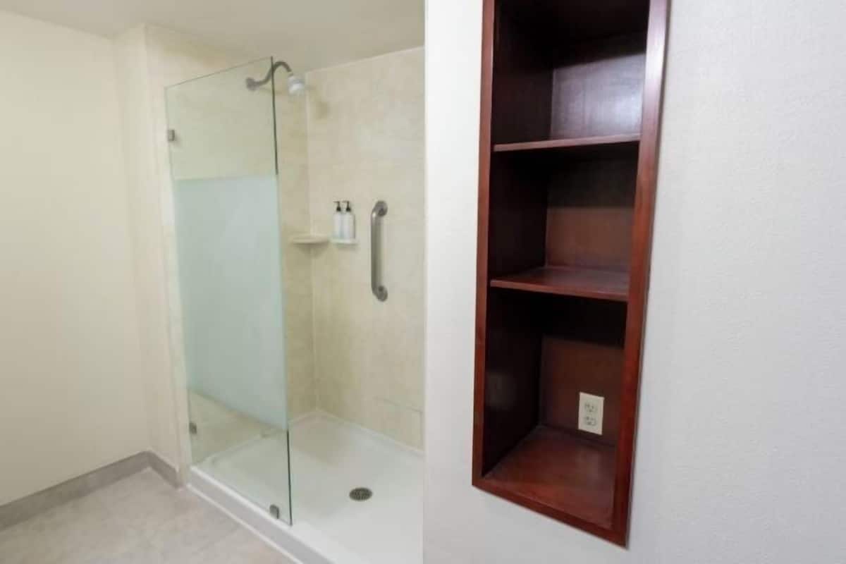 Bathroom | Combined shower/tub, rainfall showerhead, free toiletries, hair dryer