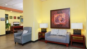 A lobby with two armchairs, a sofa, and a coffee station. - Hampton Inn by Hilton Guadalajara-Aeropuerto (El Salto)