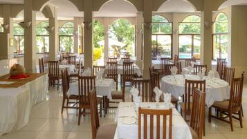 Phục vụ bữa sáng và bữa tối, món ăn kiểu Phi