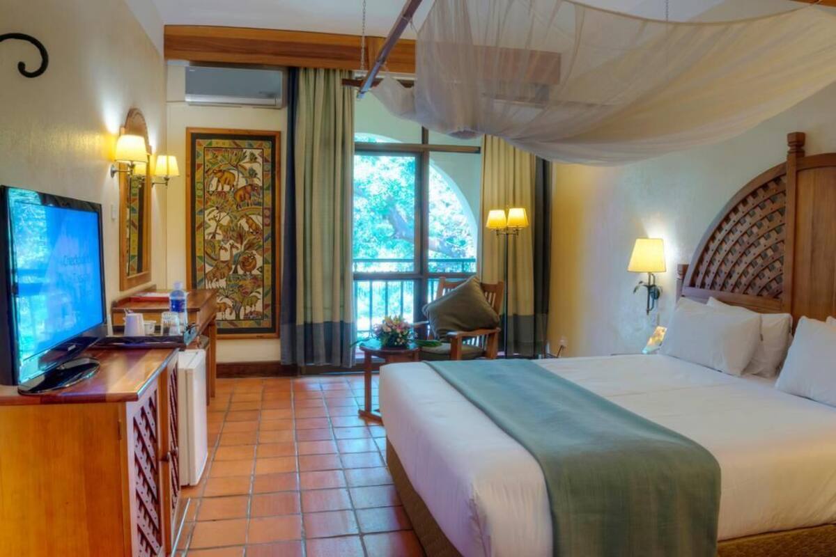 Minibar, in-room safe, WiFi (free), bed sheets