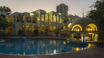 Kolam renang outdoor