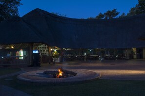 BBQ/picnic area - A'Zambezi River Lodge (Victoria Falls)