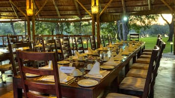 Aperto a colazione, pranzo e cena, con vista sulla piscina 