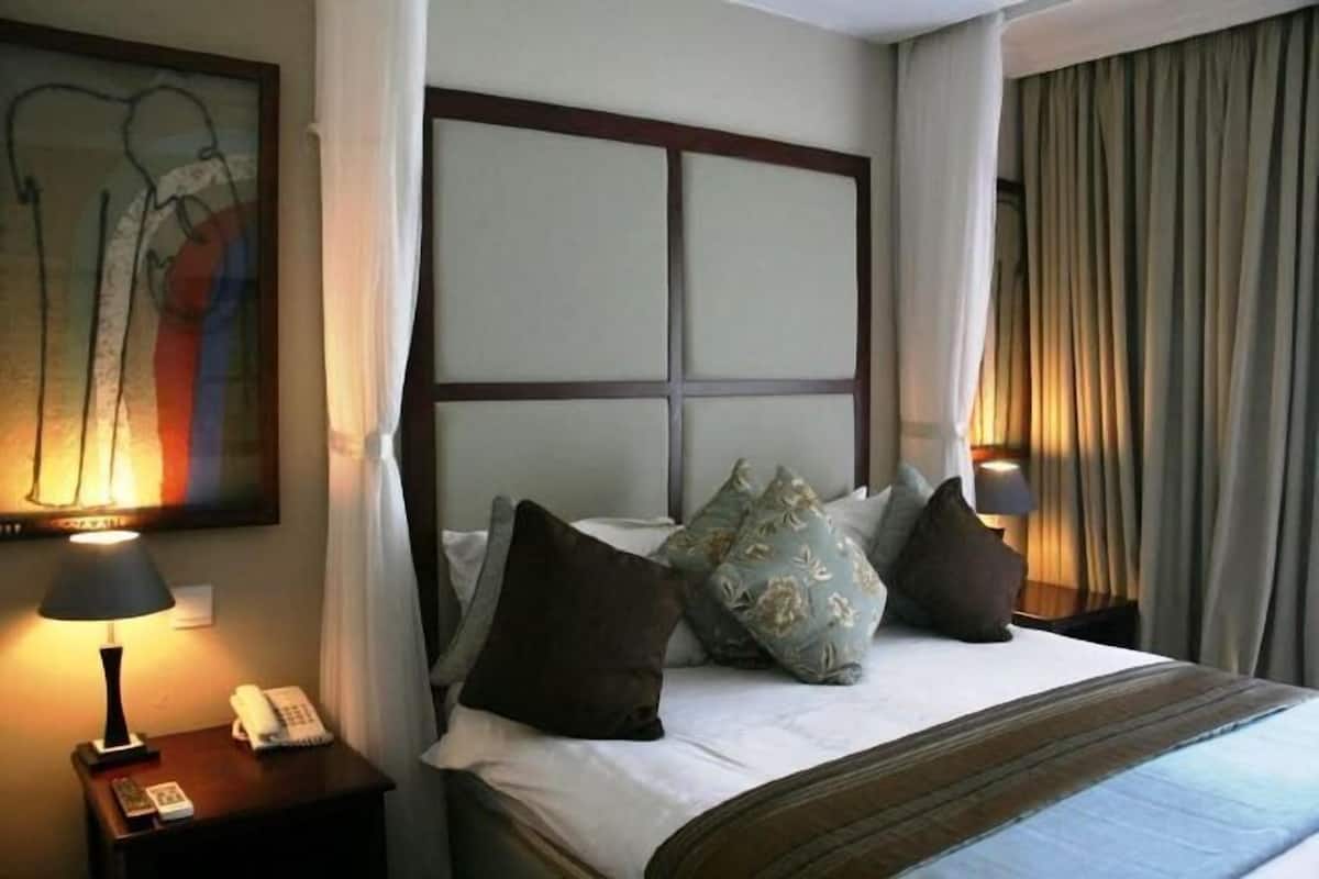 Premium bedding, pillow-top beds, minibar, in-room safe