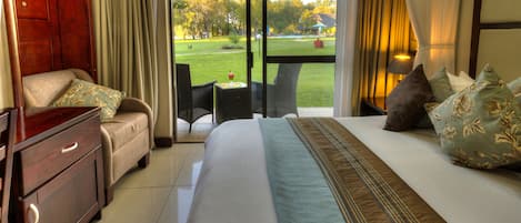 Standard Double Room - River Facing  | Luxe beddengoed, pillowtop-bedden, een minibar, een kluis op de kamer