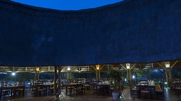 供應早餐、午餐、晚餐;池景