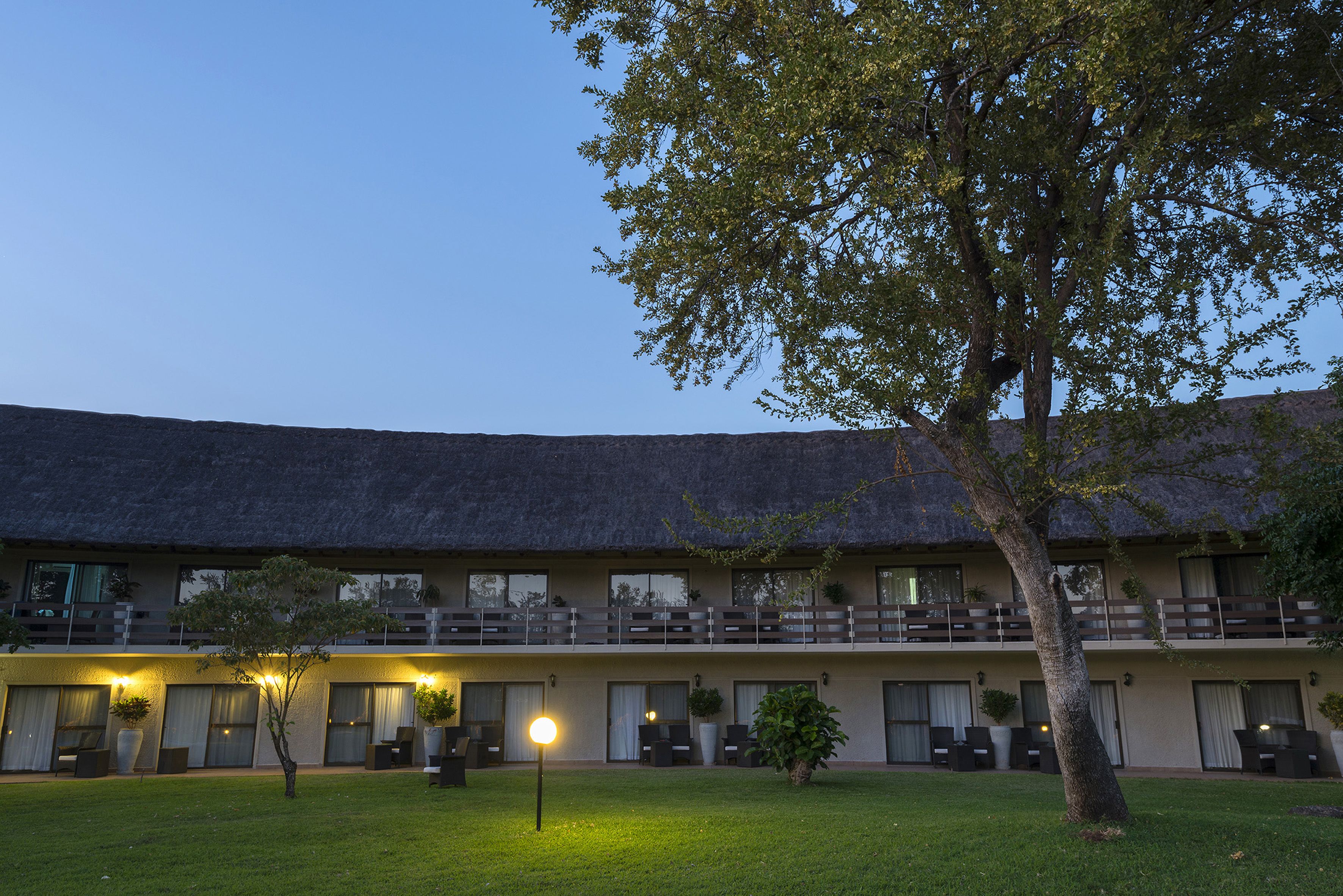 施設の正面 (日没後)