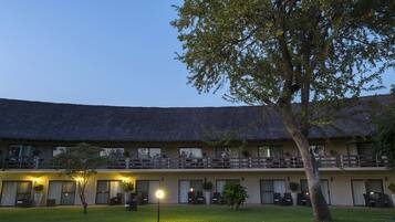 Fachada da propriedade à noite