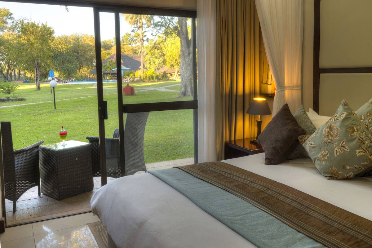 premium bedding, pillow-top beds, minibar, in-room safe