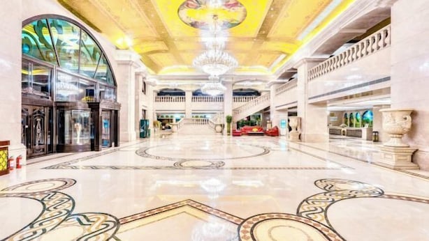 A grand lobby with a high ceiling, a large chandelier, and a central circular design on the floor. - Foshan Sanshui ShiHuang Garden Hotel (Foshan)