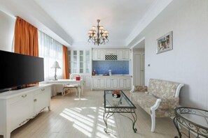 Cribs/infant beds, alarm clocks