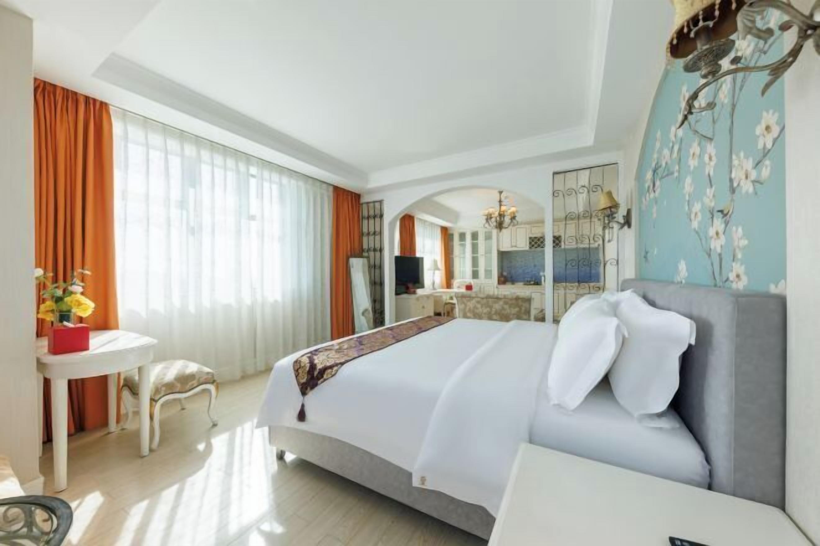 Cribs/infant beds, alarm clocks