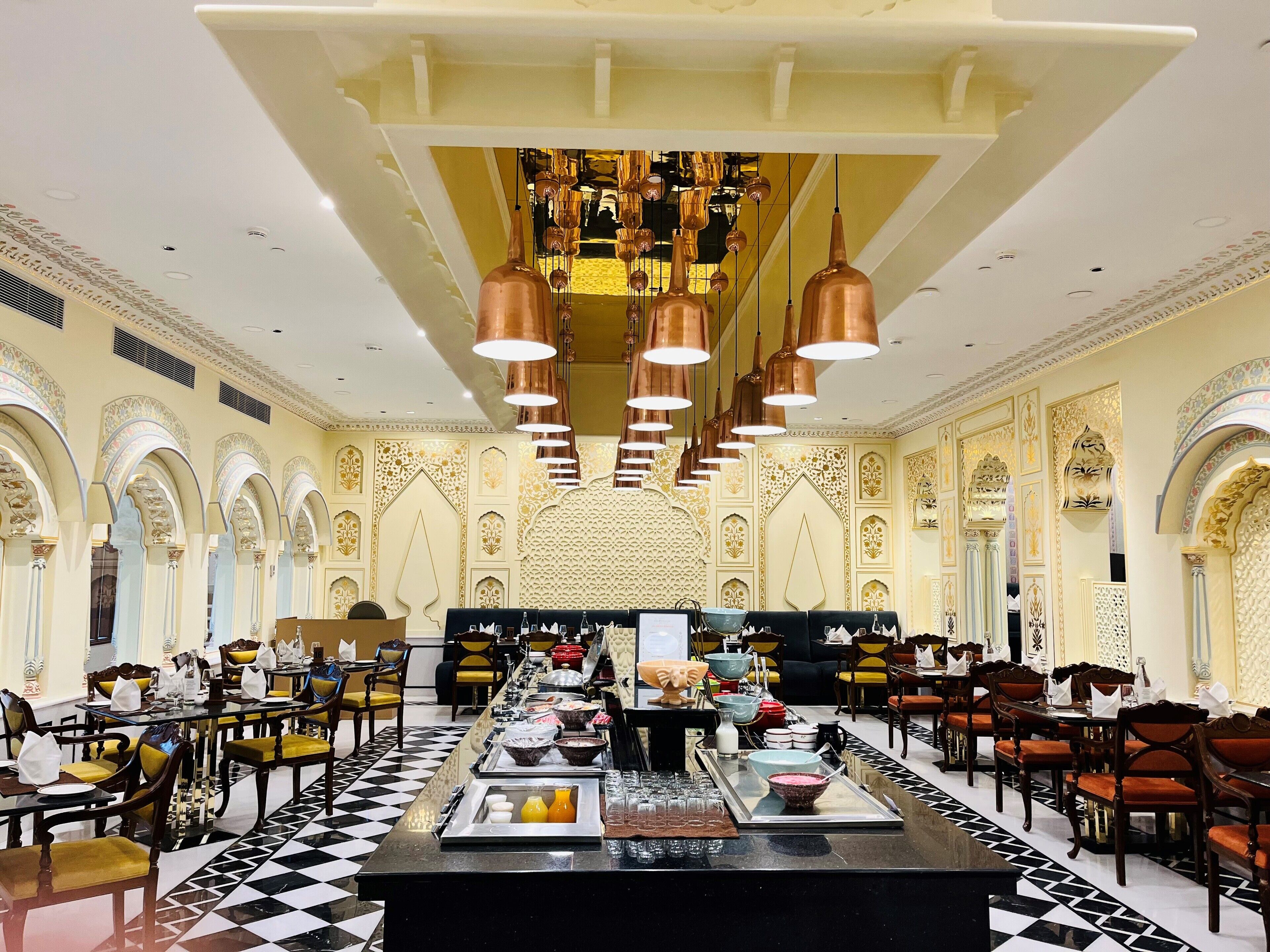 2 restaurantes; se sirve desayuno, almuerzo y cena; cocina india