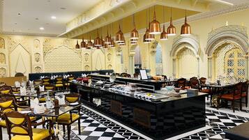 Desayuno buffet diario (INR 2123 por persona)