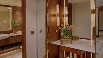 Deluxe Suite | 1 bedroom, minibar, in-room safe, individually decorated