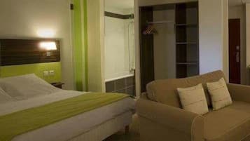 Premium bedding, in-room safe, individually decorated