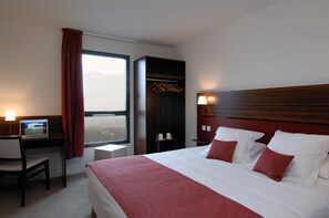 Rom – standard | Sengetøy av topp kvalitet, safe på rommet og individuelt dekorert