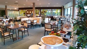 Petit déjeuner buffet (14.95 EUR par personne)