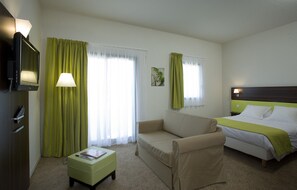 Rom – superior | Sengetøy av topp kvalitet, safe på rommet og individuelt dekorert