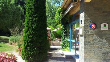 Pintu masuk hartanah