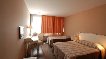 Bar mini, meja, langsir/tirai gelap terus, kalis bunyi