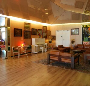 Lobby lounge