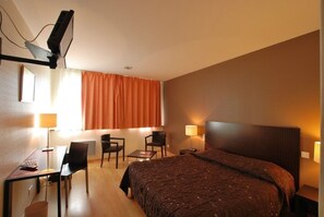 Minibar, desk, blackout curtains, soundproofing - Inter-hotel DES Dhuits (COLOMBEY LES DEUX EGLISES)