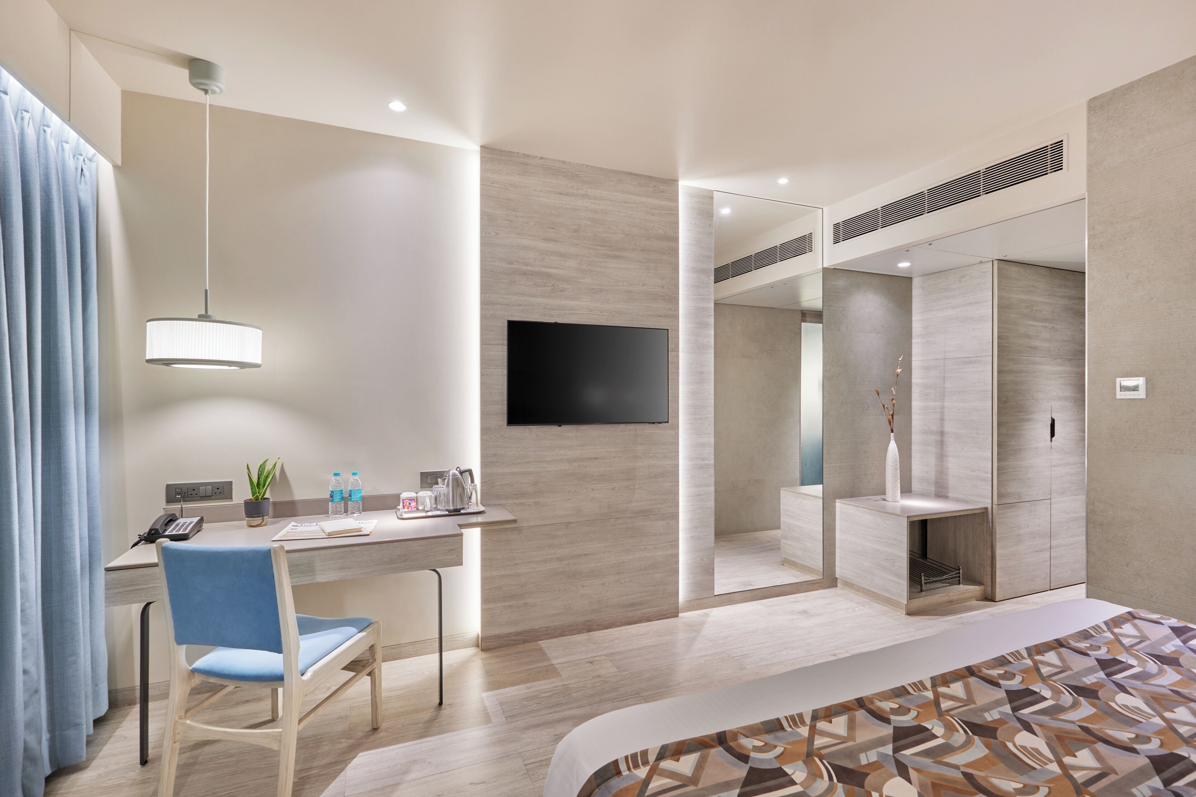 Standard Room | Minibar, in-room safe, desk, laptop workspace