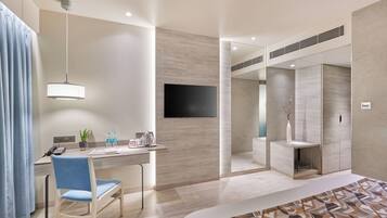 Standard Room | Minibar, in-room safe, desk, laptop workspace