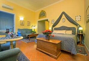 Junior Suite | Premium bedding, in-room safe, desk, soundproofing - La Casa del Garbo - Luxury Rooms & Suite (Florence)