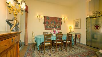 TĂ€gliches kontinentales FrĂŒhstĂŒck (10 EUR pro Person)