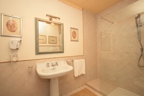 Habitación estándar | Baño | Ducha y cabezal de ducha tipo lluvia