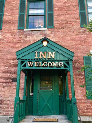 Property entrance - Rogues' Harbor Inn (Lansing)