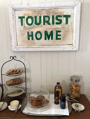 Free daily full breakfast - Rogues' Harbor Inn (Lansing)