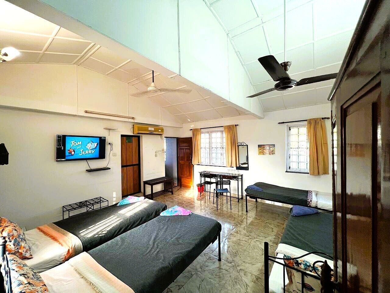 Family Room A/C | طراز فريد لكل وحدة ومكتب ومساحة عمل للكمبيوتر المحمول وستائر تعتيم