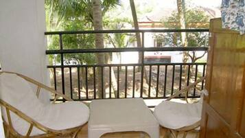 Deluxe Room, Garden View | Balcony