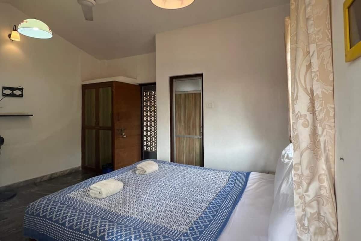 Individually furnished, desk, laptop workspace, blackout curtains