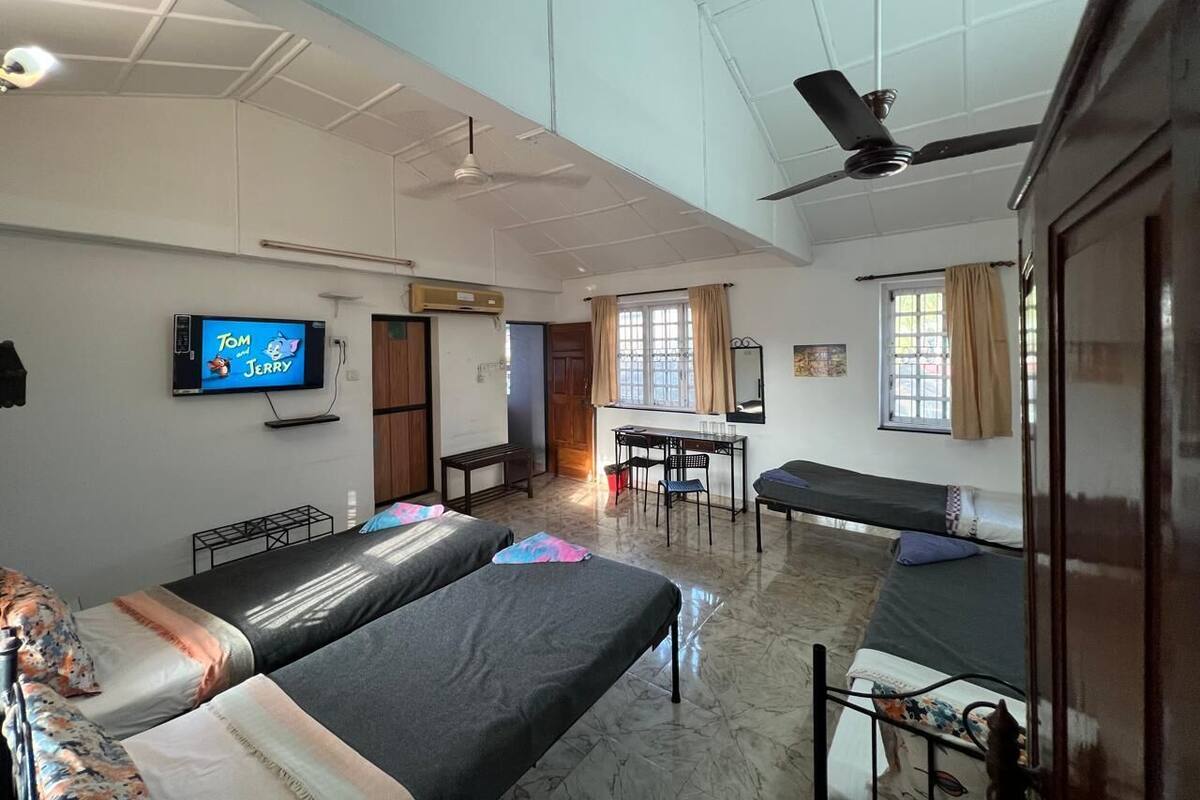 Family Room A/C | โต๊ะทำงาน, พื้นที่ทำงานแบบใช้แล็ปท็อป, ผ้าม่านกันแสง, ห้องเก็บเสียง